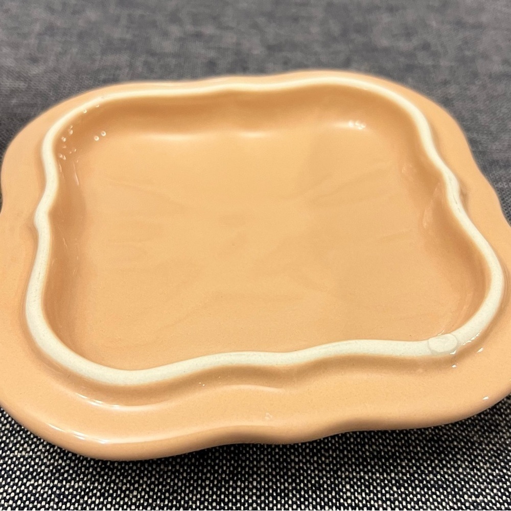 One Beige covered 16 Oz Figural Bowls Temp-tations Field of Flowers - Picture 3 of 7